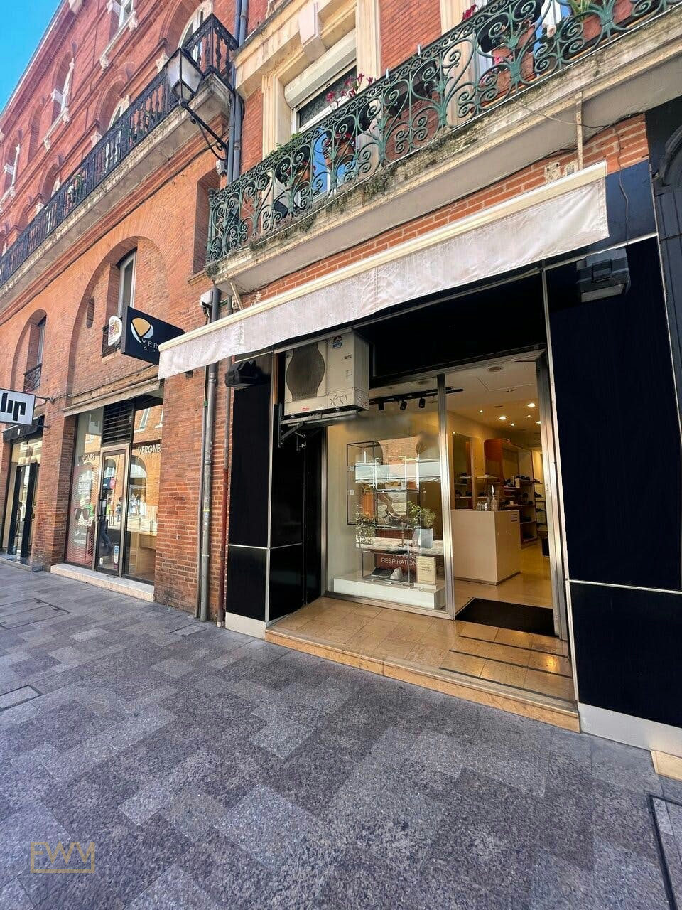 Ground Floor Retail Boutique on Rue Saint-Antoine du T