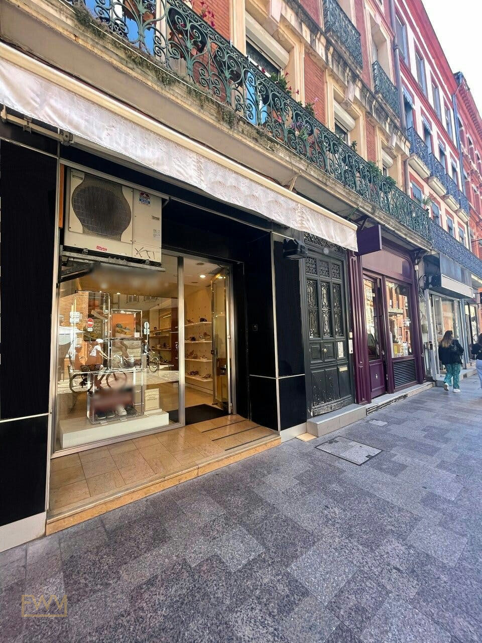 Ground Floor Retail Boutique on Rue Saint-Antoine du T — 2