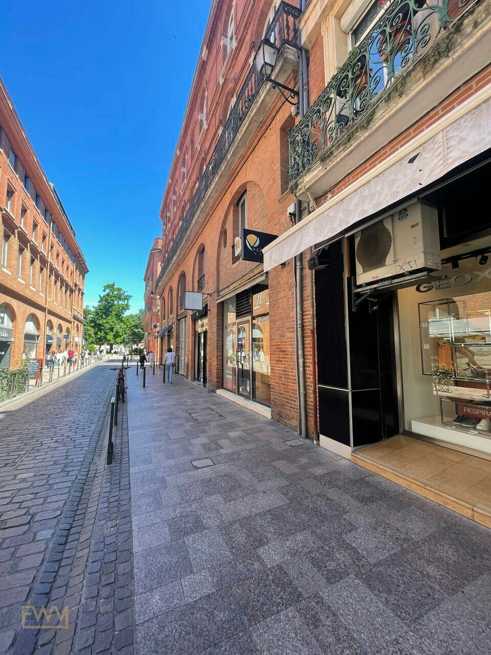 Ground Floor Retail Boutique on Rue Saint-Antoine du T — 3
