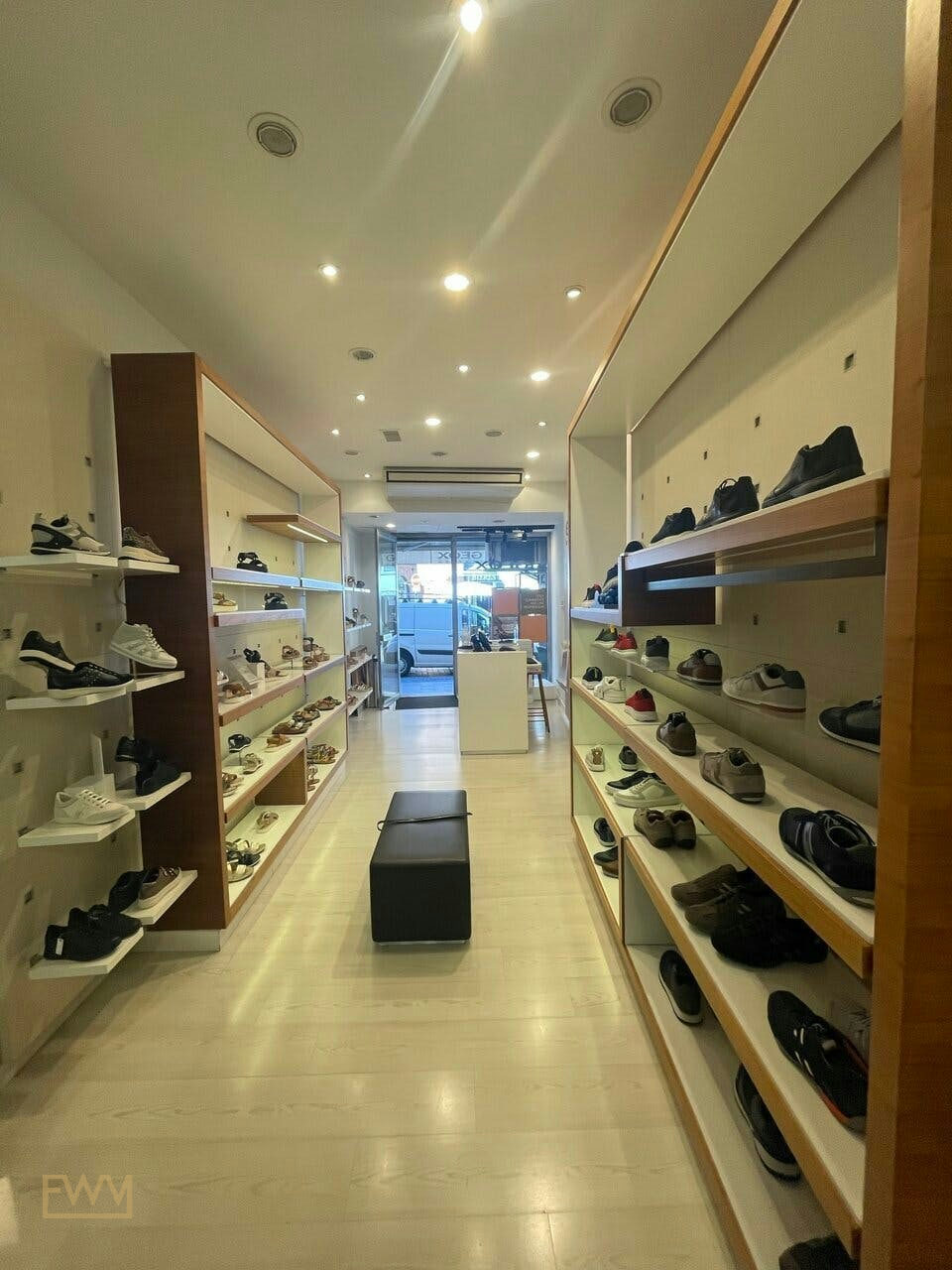 Ground Floor Retail Boutique on Rue Saint-Antoine du T — 4